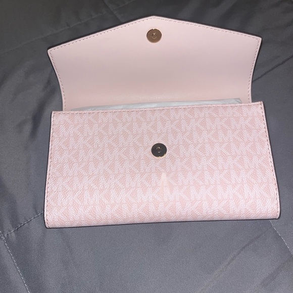 Micheal Kors Clutch - Picture 2 of 4